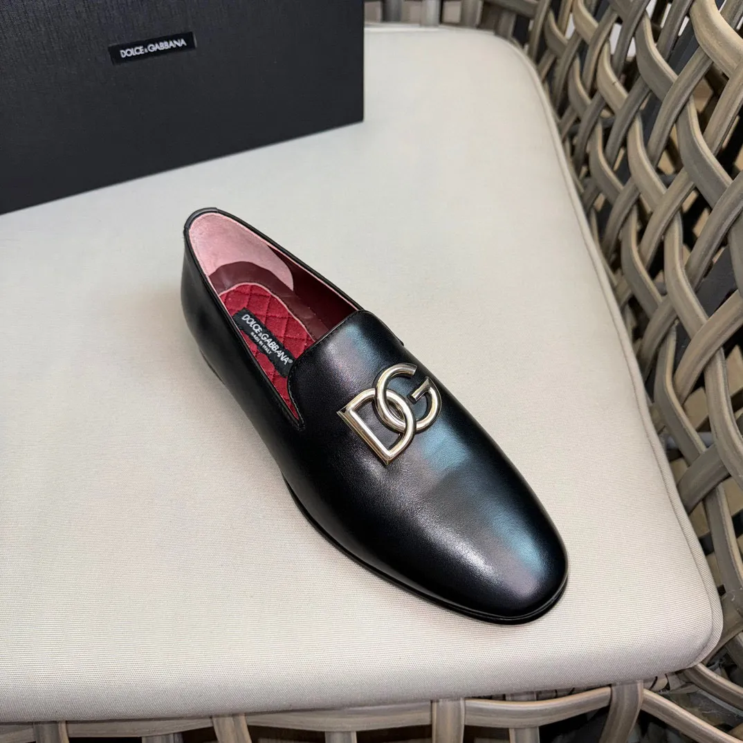 💰¥960 D&G cowhide moccasin loafers for men｜Embellished with DG hardware nameplate｜Made of imported calfskin｜Retro and shiny texture complement each other｜Release charming tones to outline a confident posture｜Imported calfskin + cowhide lining + Italian leather outsole Size: 39-44 (38.45 custom-made)